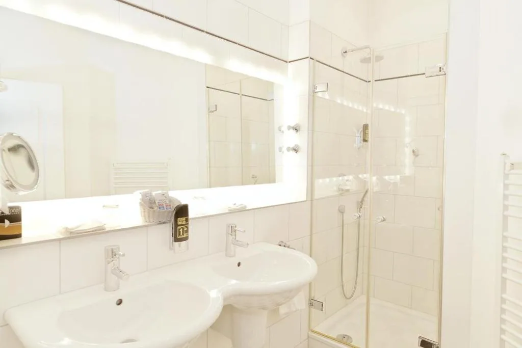 Badezimmer im Hotel Villa Monte Vino Potsdam (3)