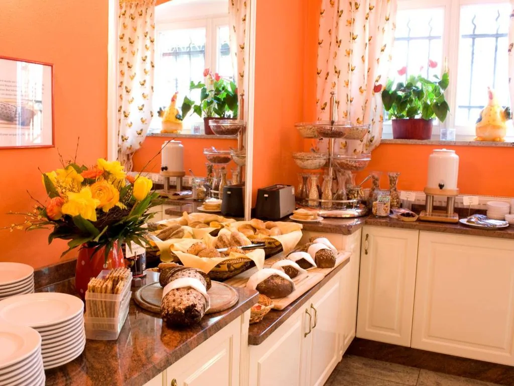 Frühstücksbuffet und Bar im Hotel Villa Monte Vino Potsdam (1)