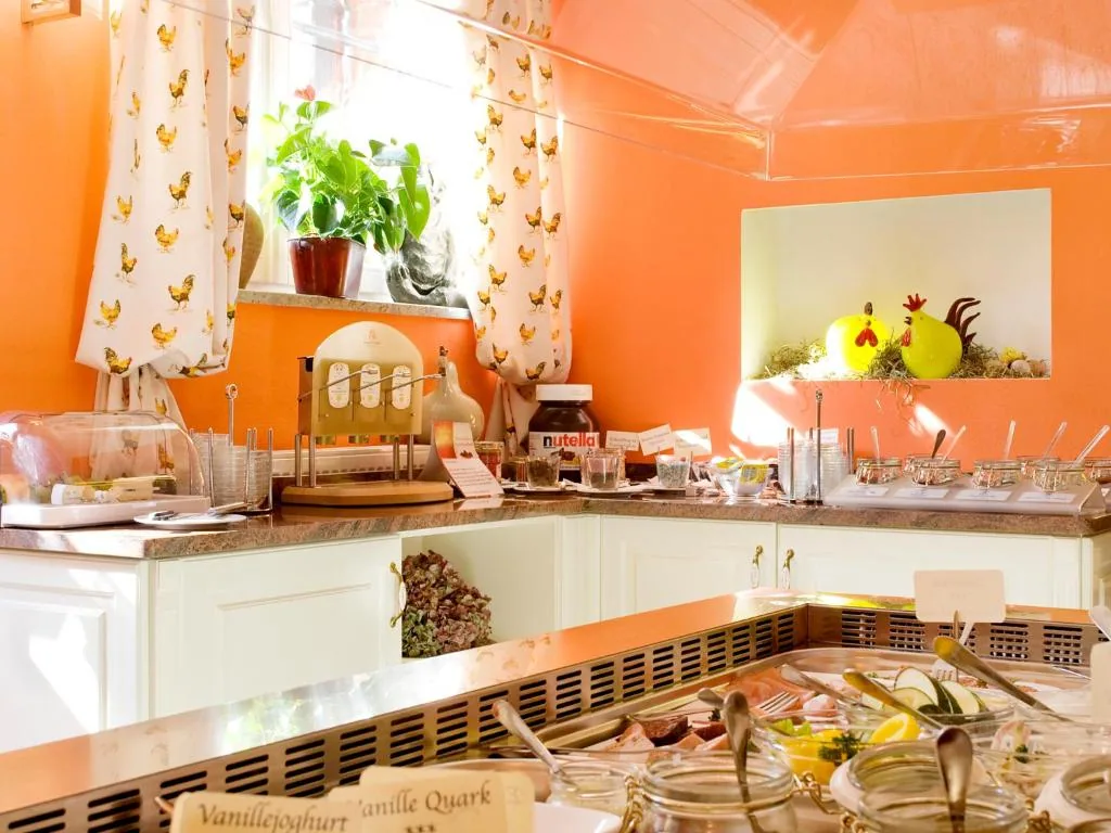 Frühstücksbuffet und Bar im Hotel Villa Monte Vino Potsdam (2)