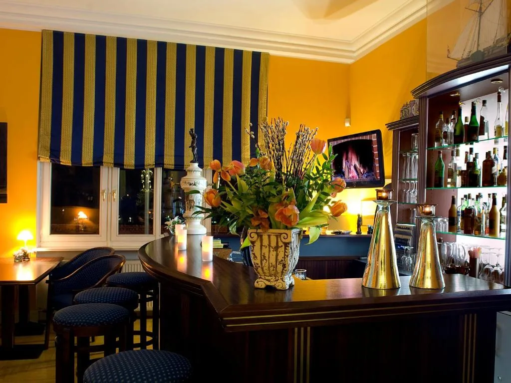 Frühstücksbuffet und Bar im Hotel Villa Monte Vino Potsdam (4)