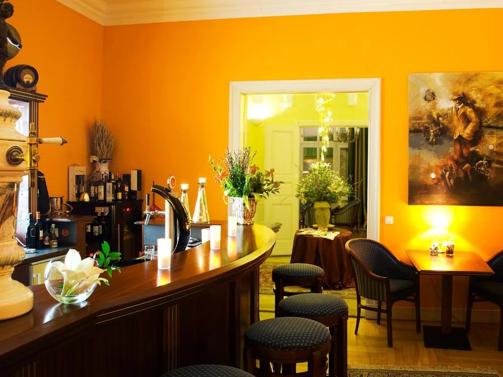 Frühstücksbuffet und Bar im Hotel Villa Monte Vino Potsdam (5)