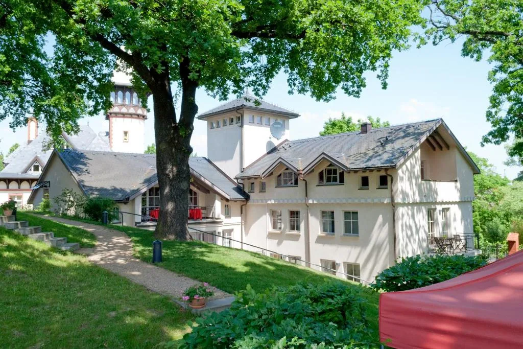 Villa Monte Vino Potsdam – Außenansicht der historischen Turmvilla (3)