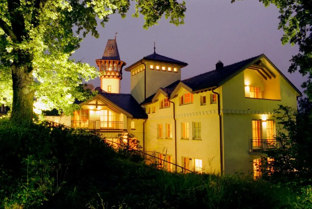 Villa Monte Vino Potsdam – Außenansicht der historischen Turmvilla (4)