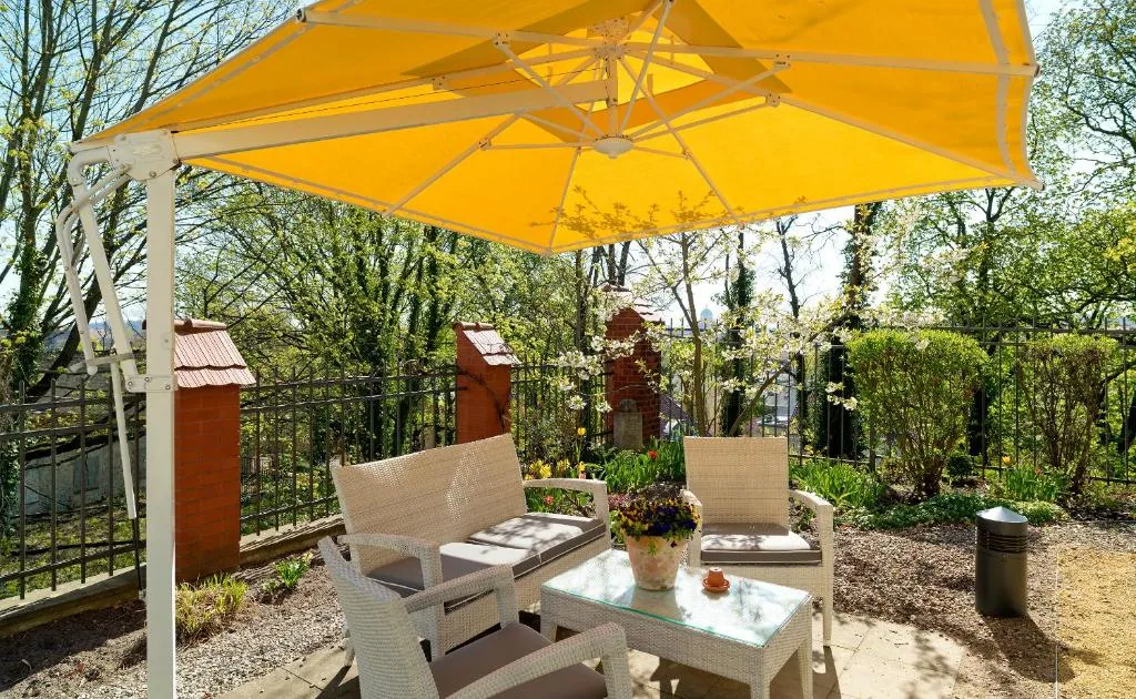 Garten und Terrasse des Hotels Villa Monte Vino in Potsdam (7)