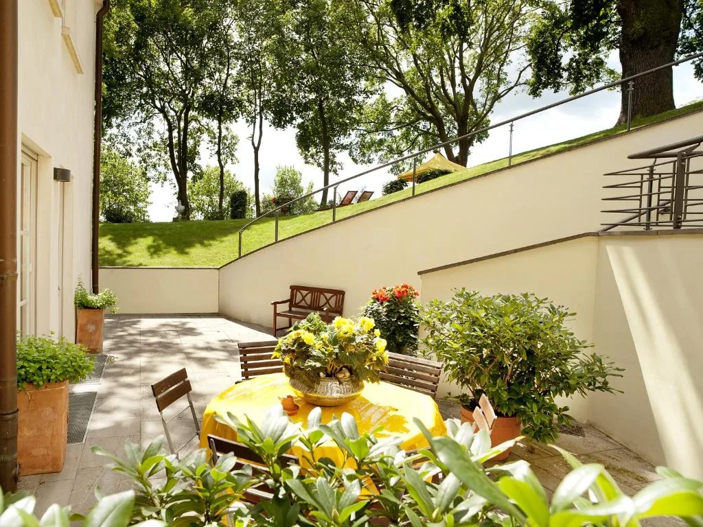 Garten und Terrasse des Hotels Villa Monte Vino in Potsdam (9)