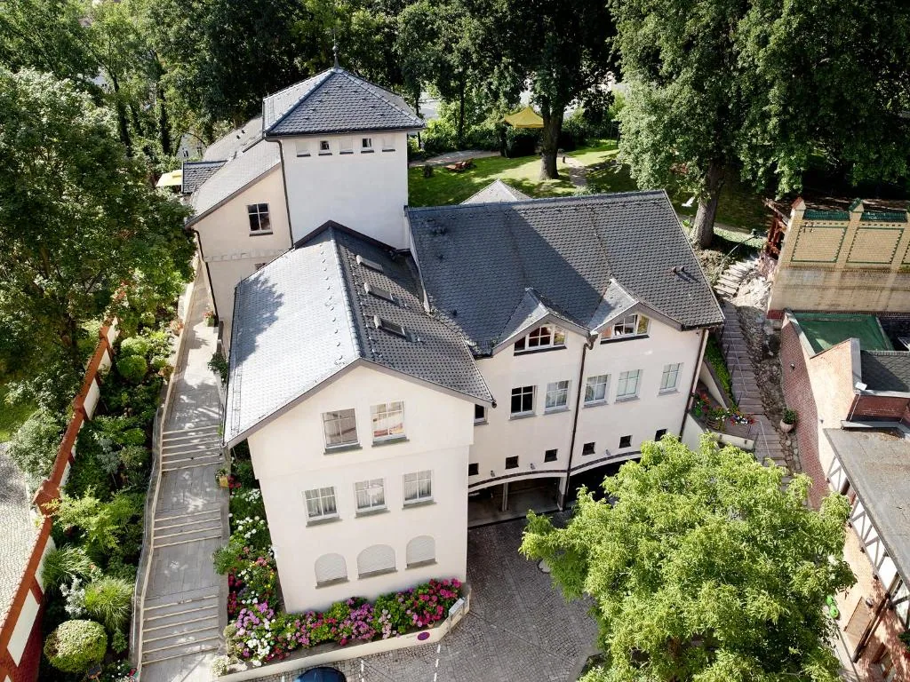 Villa Monte Vino Potsdam – Außenansicht der historischen Turmvilla (10)