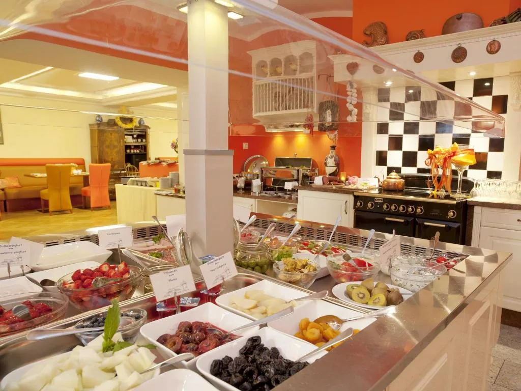 Frühstücksbuffet und Bar im Hotel Villa Monte Vino Potsdam (6)