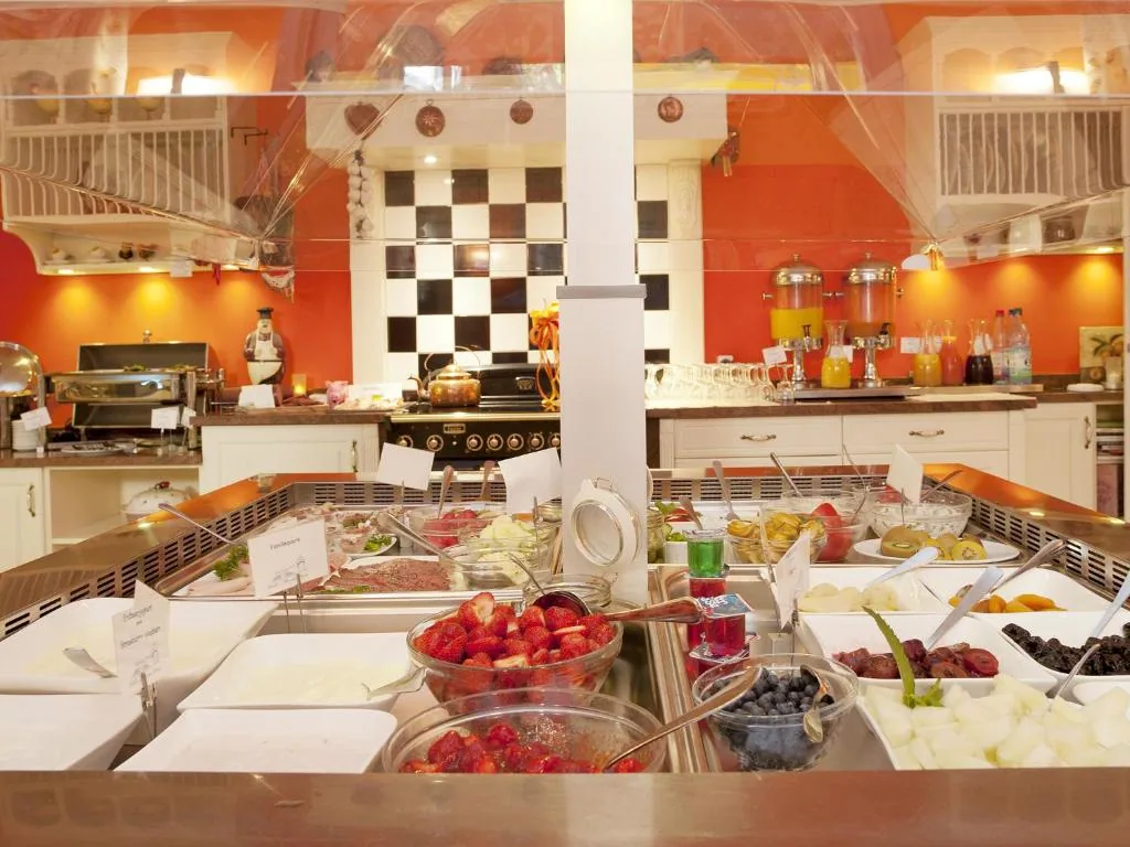 Frühstücksbuffet und Bar im Hotel Villa Monte Vino Potsdam (7)