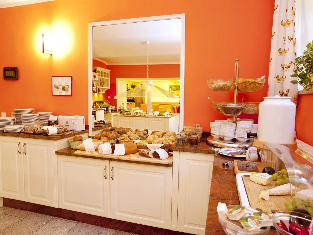 Frühstücksbuffet und Bar im Hotel Villa Monte Vino Potsdam (8)