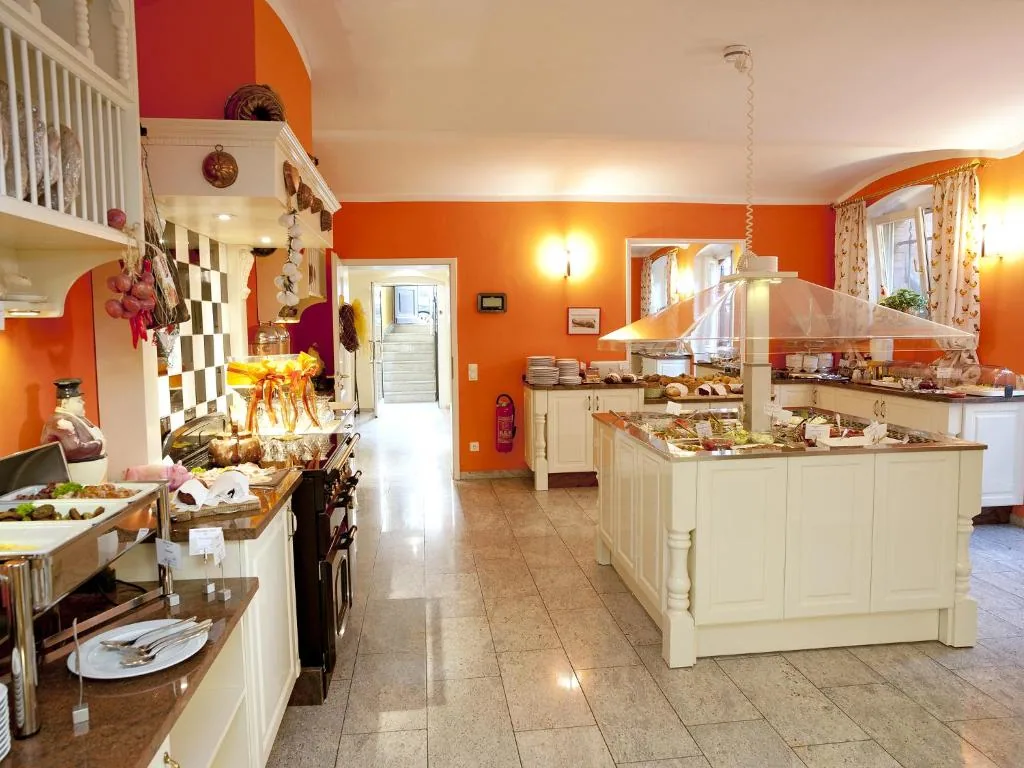 Frühstücksbuffet und Bar im Hotel Villa Monte Vino Potsdam (9)