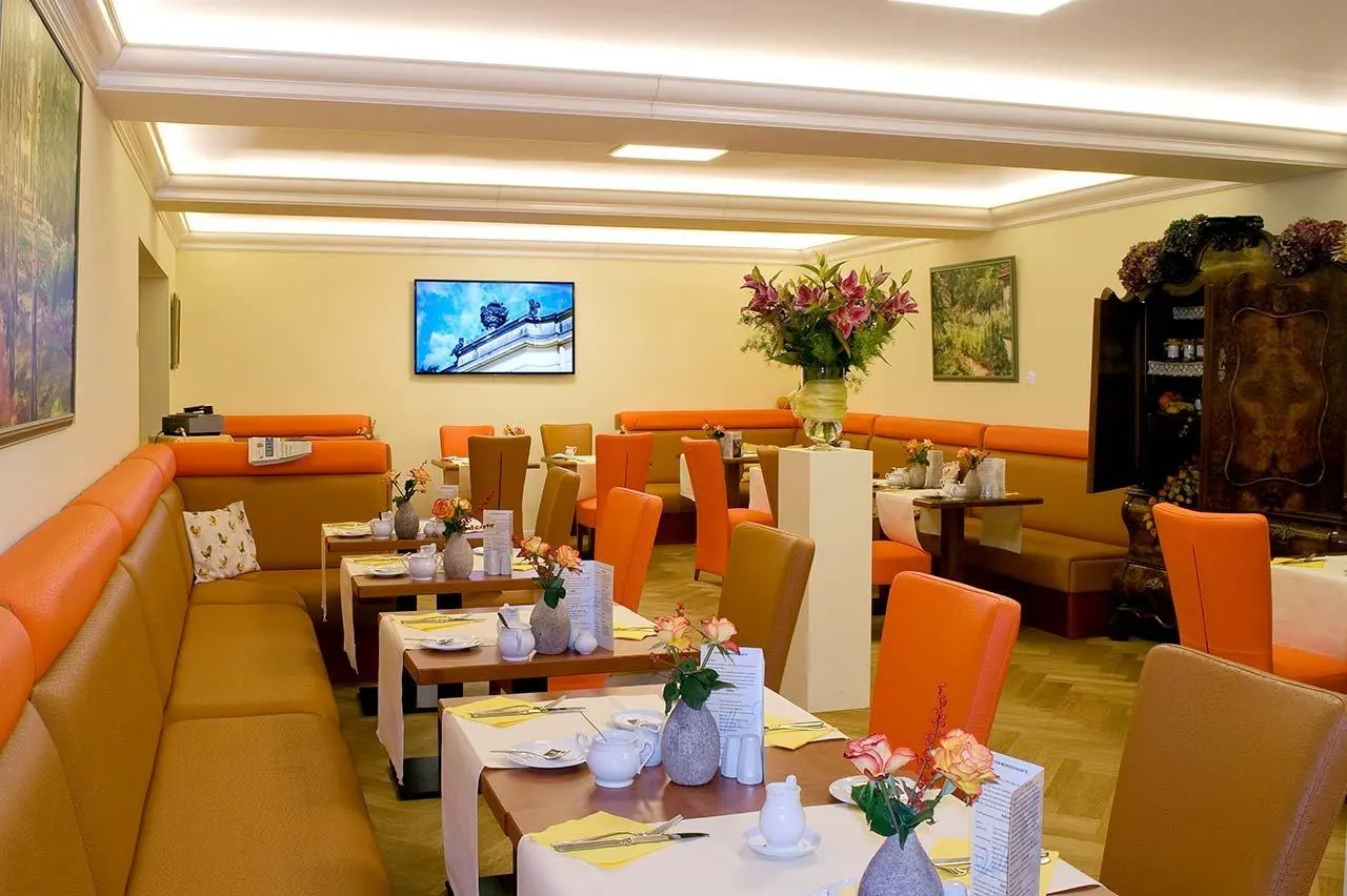 Frühstückstisch mit regionalen Produkten in der Villa Monte Vino