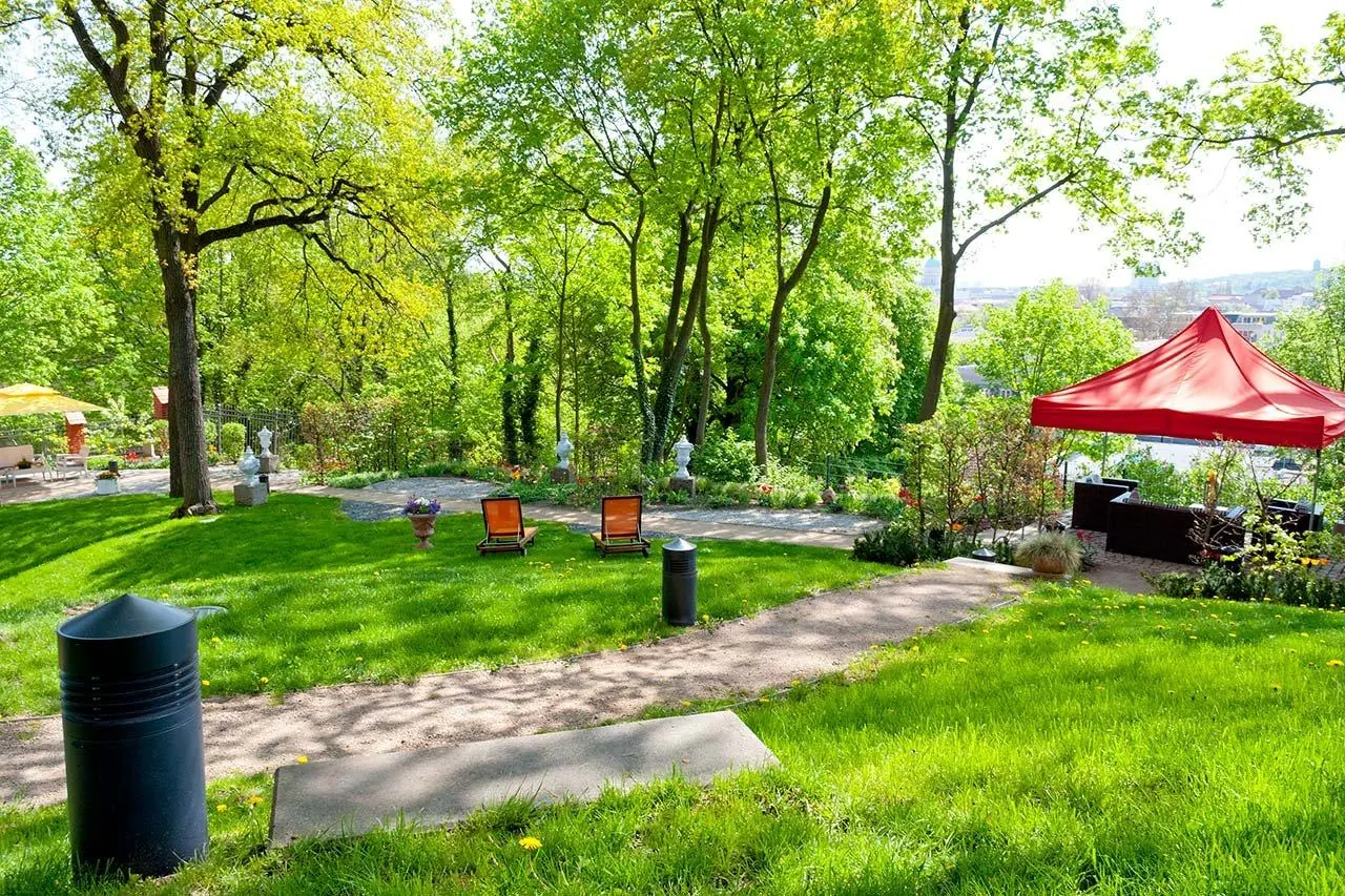 Garten der Villa Monte Vino mit Wegen und Sitzgelegenheiten