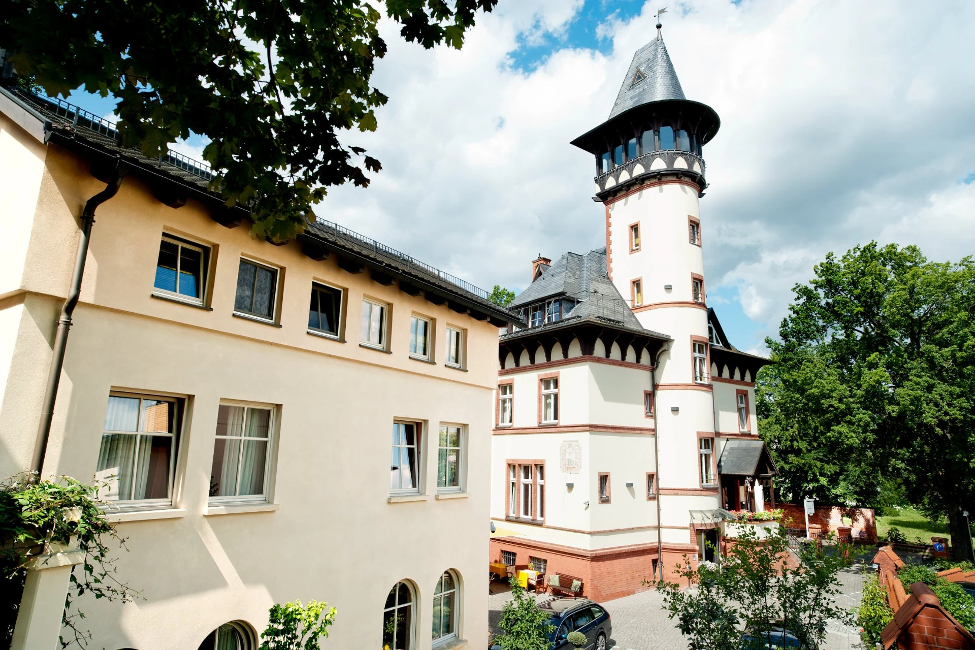 Hotel Villa Monte Vino Potsdam – historische Turmvilla mit Innenhof
