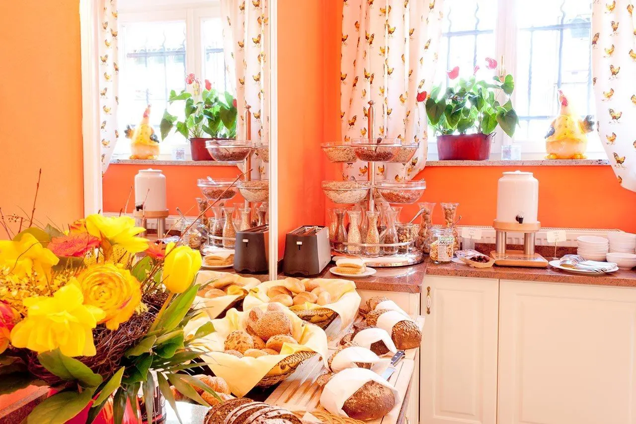 Buffet mit Backwaren, Säften und Blumen