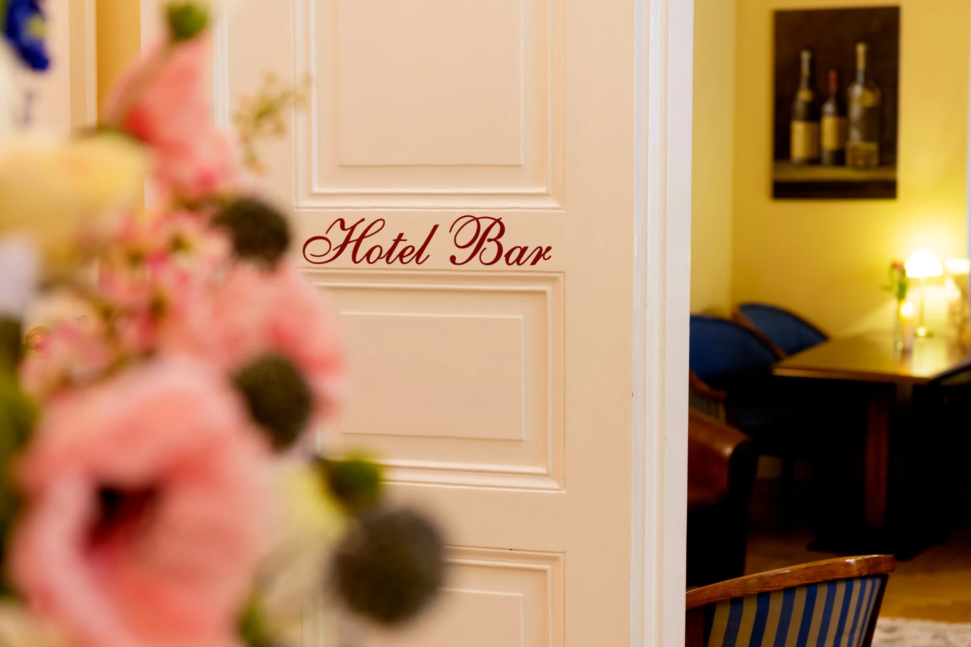 Eingangstür zur Hotel Bar der Villa Monte Vino mit Blumenschmuck