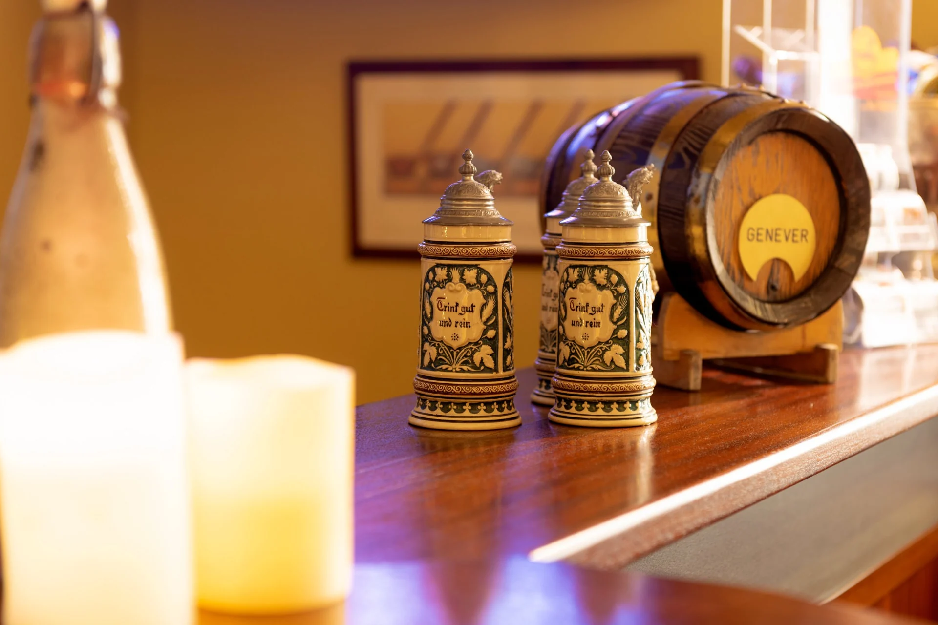 Historische Bierkrüge und Genever-Fass auf dem Tresen der Hotelbar