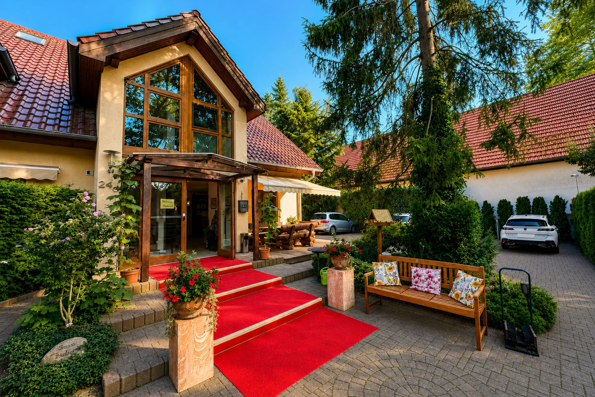 Eingangsbereich des Hotel Potsdam am Katharinenholz mit rotem Teppich