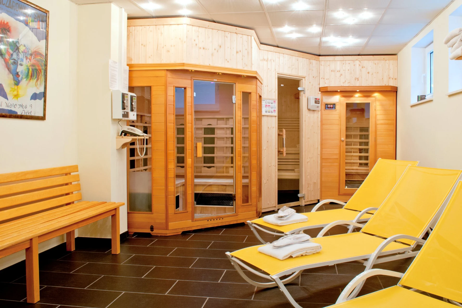 Saunabereich im Hotel Villa Monte Vino Potsdam – finnische Sauna, Infrarotkabinen und Ruheliegen