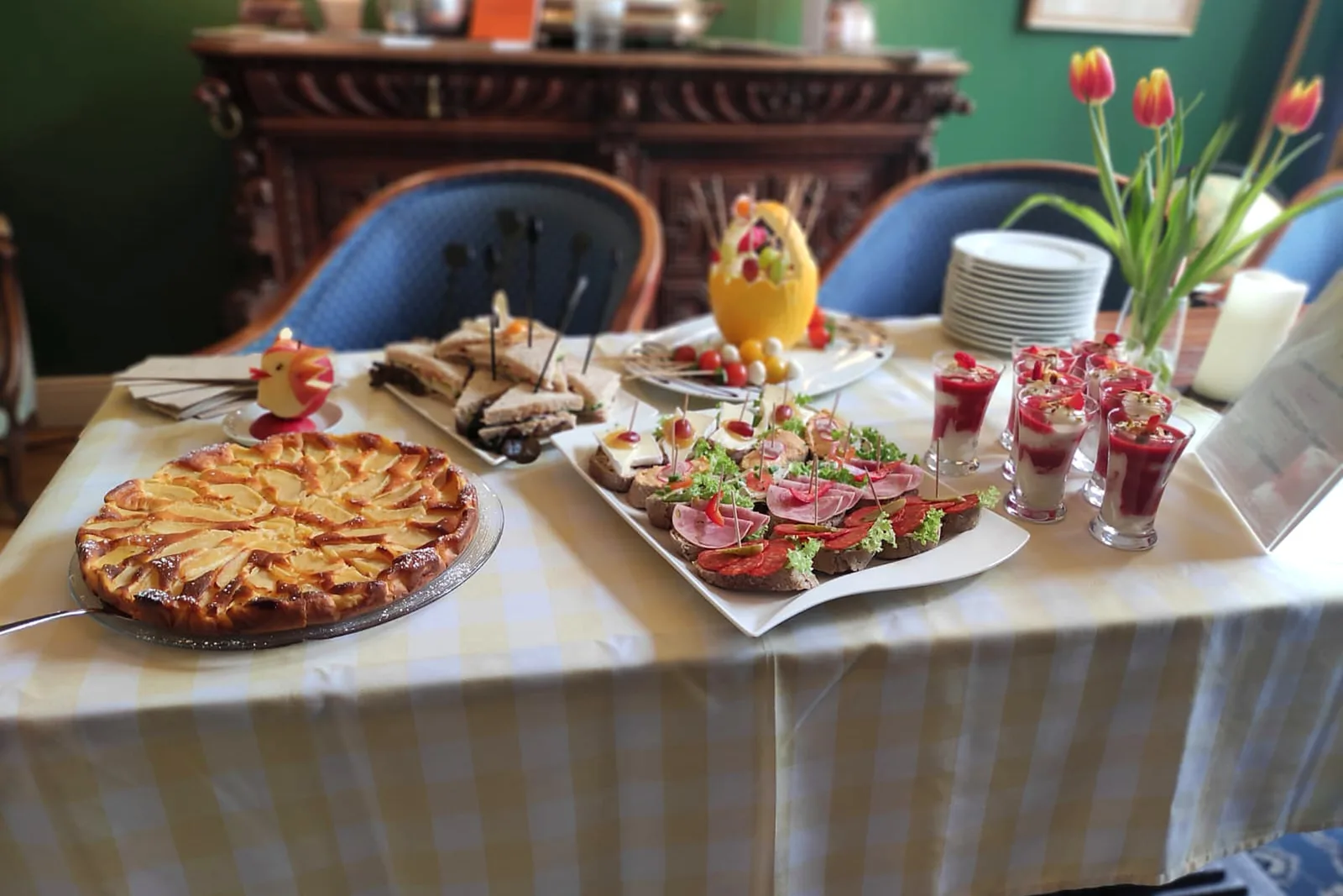 Kaffeepause mit hausgebackenem Apfelkuchen, Sandwiches und belegten Broten