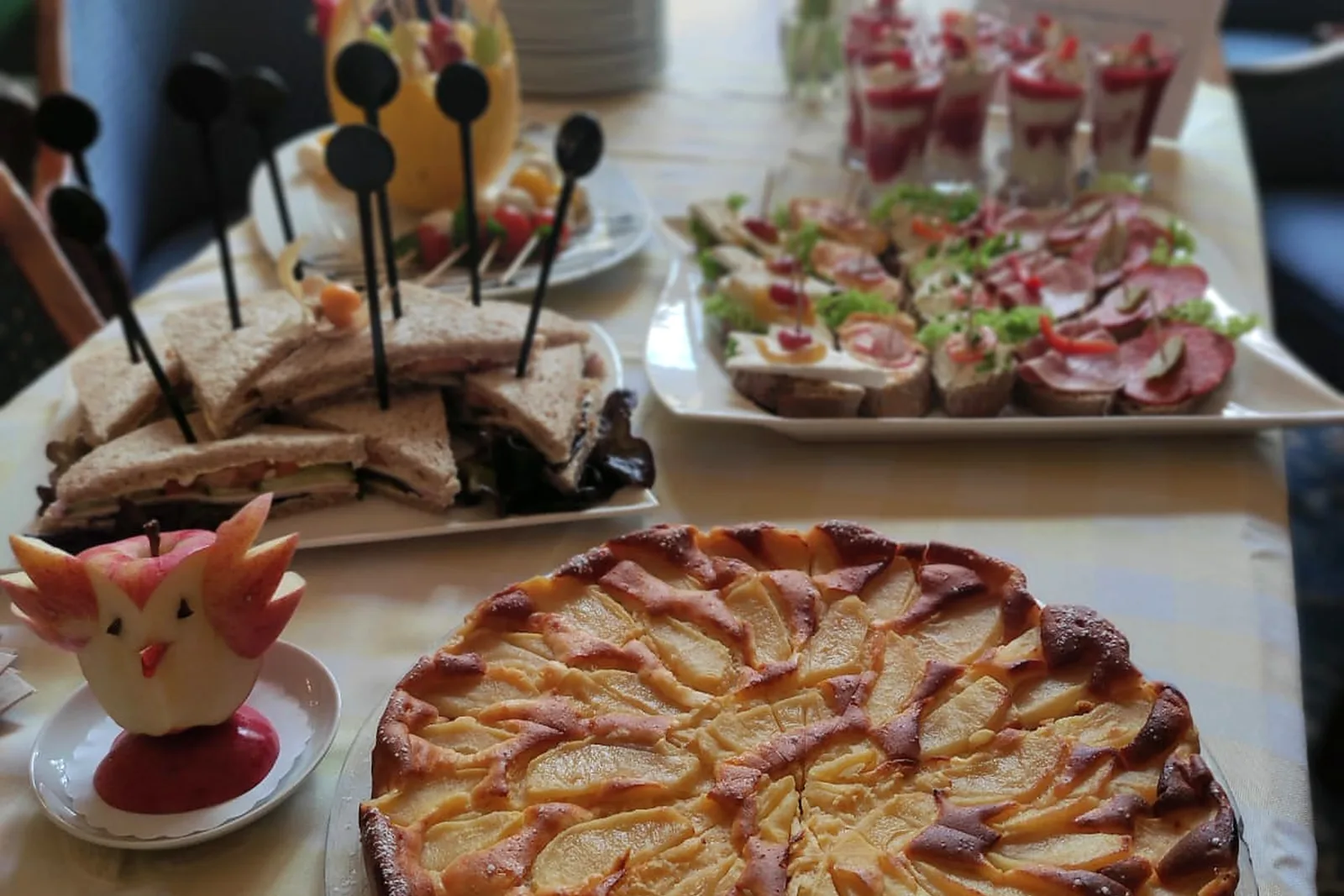 Tagungsbuffet mit Sandwiches, Canapés und Apfelkuchen